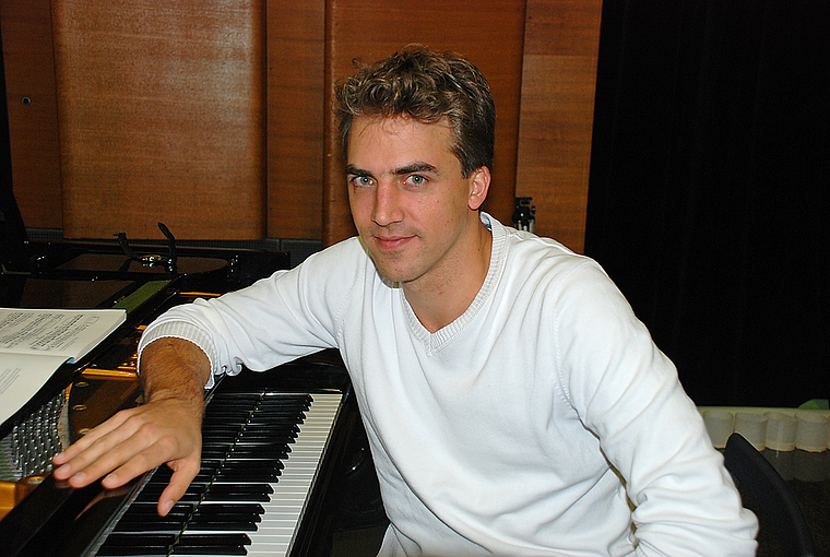 Kraftvoller und doch subtiler Anschlag: Der Pianist Benjamin Engeli bei der Probe. Foto: Thomas Brunnschweiler