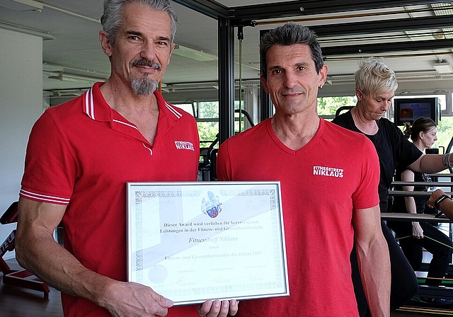 Seit 30 Jahren im Geschäft: Stephan und Alex Niklaus (v.l.) mit dem Award; im Hintergrund das neue Koordinationsgerät «Senso pro».  Foto: Thomas Brunnschweiler