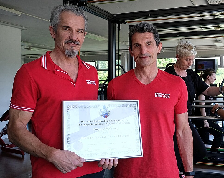 Seit 30 Jahren im Geschäft: Stephan und Alex Niklaus (v.l.) mit dem Award; im Hintergrund das neue Koordinationsgerät «Senso pro».  Foto: Thomas Brunnschweiler