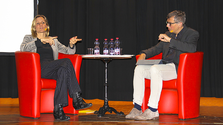 China im Herzen: Die langjährige SRF-Korrespondentin Barbara Lüthi erzählt im Gespräch mit Moderator Matthias Zehnder von ihren Erfahrungen im Reich der Mitte.  Foto: Tobias Gfeller