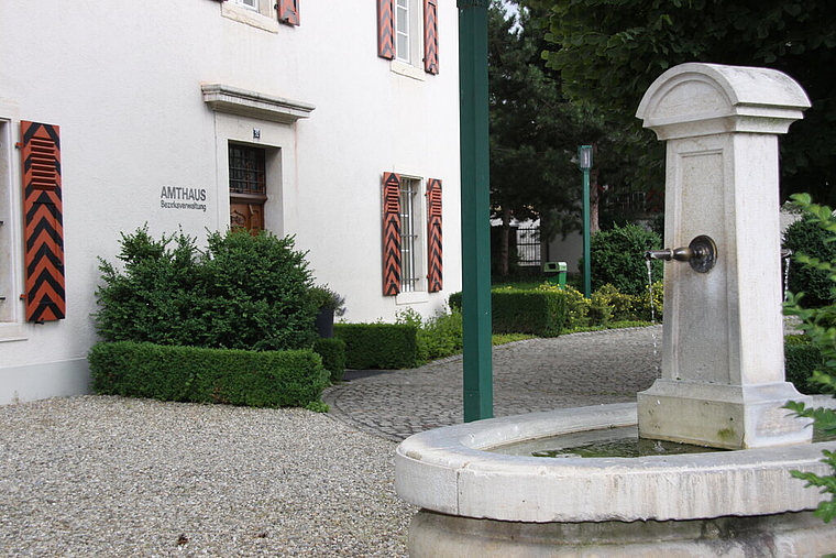 Bleiberecht: Muss der Brunnen nun doch nicht einsam plätschern? Foto: Gini Minonzio