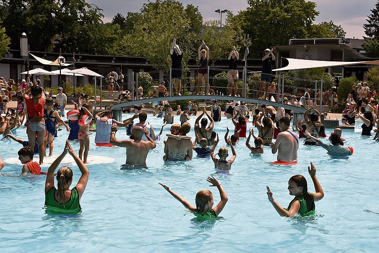 Volle Gartenbäder: Hohe Temperaturen und Special Events wie hier die Wasserolympiade zogen Tausende Menschen in die Badis der Region. Foto: Fabian Schwarzenbach