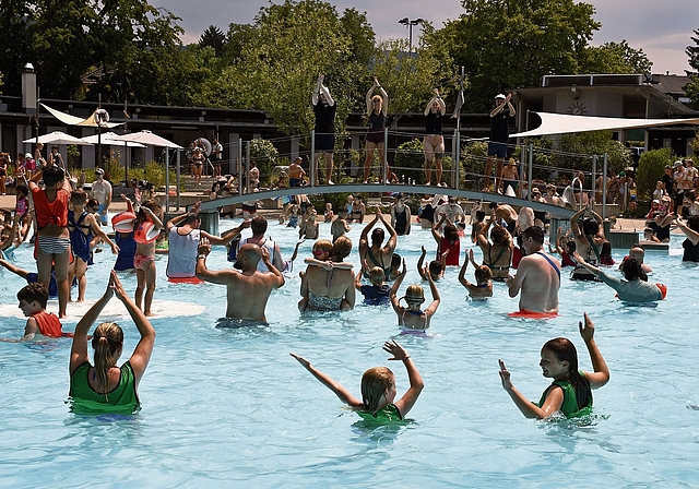 Volle Gartenbäder: Hohe Temperaturen und Special Events wie hier die Wasserolympiade zogen Tausende Menschen in die Badis der Region. Foto: Fabian Schwarzenbach