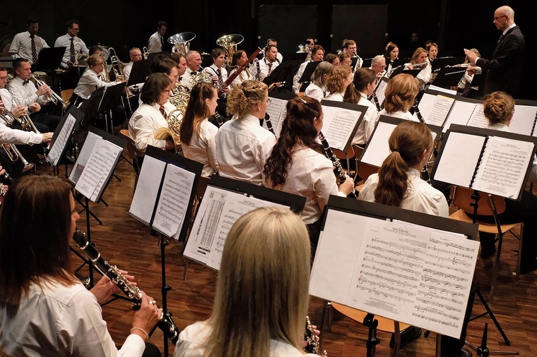 Glänzte mit abwechslungsreichem Programm: Die Stadtmusik Harmonie Laufen unter Philipp Wagner spielt «Miss Saigon». Foto: Thomas Brunnschweiler