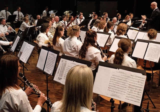 Glänzte mit abwechslungsreichem Programm: Die Stadtmusik Harmonie Laufen unter Philipp Wagner spielt «Miss Saigon». Foto: Thomas Brunnschweiler