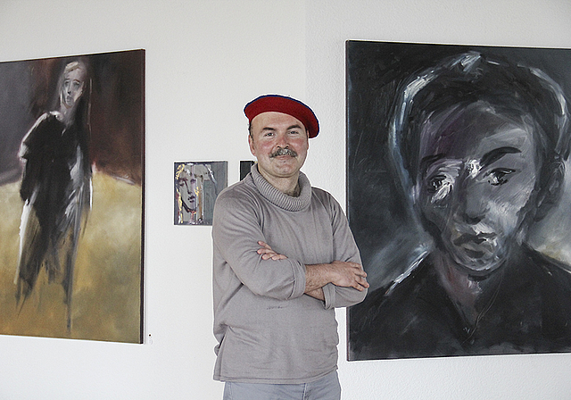 Maler und Werk: Sascha Dejanovic inmitten seiner Bilder.  Foto: Tobias Gfeller