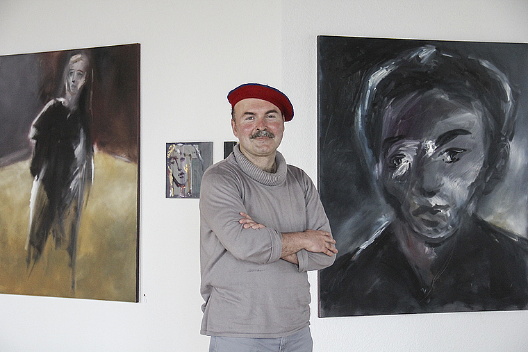 Maler und Werk: Sascha Dejanovic inmitten seiner Bilder.  Foto: Tobias Gfeller