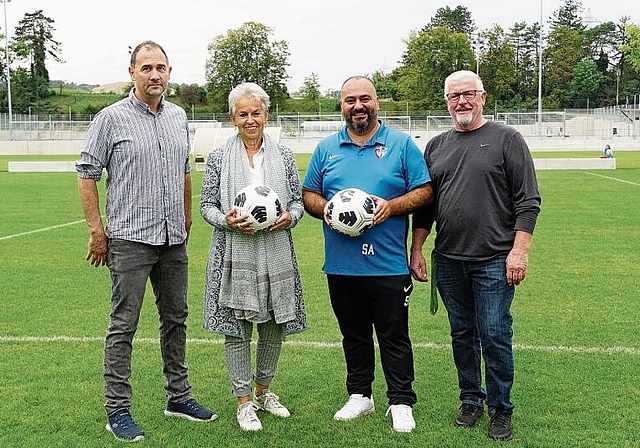 Frisches Grün für Münchenstein: (v. l.) Philipp Moser (ehem. Vorstandsmitglied des FC Münchenstein), Jeanne Locher (Gemeindepräsidentin), Serdal Aktas (Präsident SC Münchenstein) und Daniel Geiser (Platzwart) auf der neuen Sportanlage. Foto: To