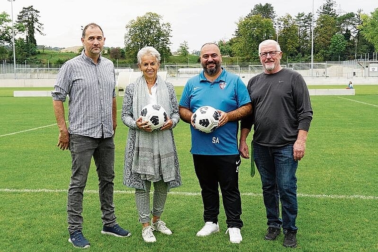 Frisches Grün für Münchenstein: (v. l.) Philipp Moser (ehem. Vorstandsmitglied des FC Münchenstein), Jeanne Locher (Gemeindepräsidentin), Serdal Aktas (Präsident SC Münchenstein) und Daniel Geiser (Platzwart) auf der neuen Sportanlage. Foto: To