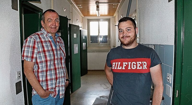 Möglicher Wohnraum: Burgerpräsident Marcel Jermann (l.) und Burgerrat Luca Ongaro, zuständig Liegenschaften/Unterhalt, geben Einblick ins ehemalige Gefängnis. Foto: Gaby Walther