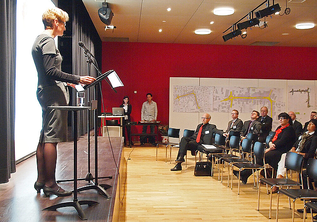 Den Anschluss nicht verpassen: Regierungsrätin Sabine Pegoraro sprach über die zu verbessernde Anbindung von Reinach an den Bahnhof Dornach-Arlesheim, der Verkehrsdrehscheibe im Birseck.  Foto: Tobias Gfeller