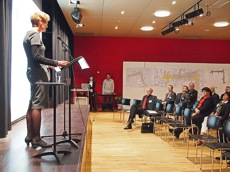 Den Anschluss nicht verpassen: Regierungsrätin Sabine Pegoraro sprach über die zu verbessernde Anbindung von Reinach an den Bahnhof Dornach-Arlesheim, der Verkehrsdrehscheibe im Birseck. Foto: Tobias Gfeller