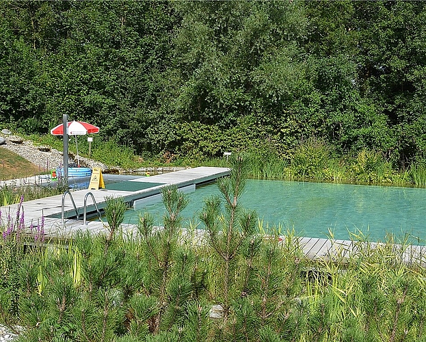 Für Kinder: Planschbecken mit Wasserfall 