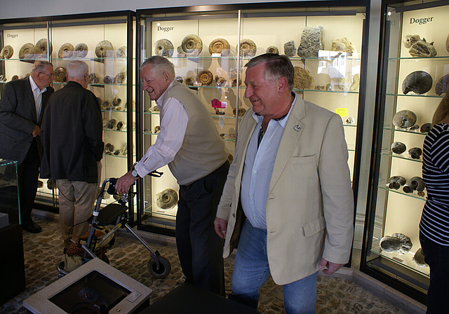 Vernissage im Museum Laufental: Initiant und Sammler Peter Borer (r.) freut sich über die gelungene Ausstellung.   Foto: Jürg Jeanloz