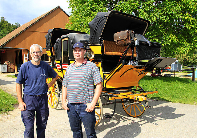 Kutscher und Kutsche: Hans Wampfler (l.) und Postillion Stefan Oser freuen sich auf die Passagiere nach Saignelégier.  Foto: Martin Staub