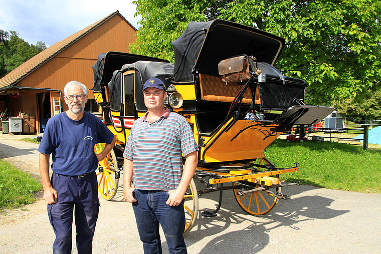Kutscher und Kutsche: Hans Wampfler (l.) und Postillion Stefan Oser freuen sich auf die Passagiere nach Saignelégier. Foto: Martin Staub