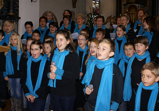 Weihnachtskonzert: 4. Klasse March und Sängerinnen Gospelfire.   Foto: Jürg Jeanloz