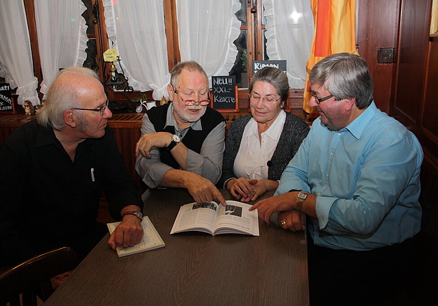 Die Herausgeber: Christina Borer-Hueber, Gerhard Vitt, Bernhard Bucher und Pierre Gürtler präsentieren die 27. Ausgabe des Laufentaler Jahrbuchs.  Foto: Gaby Walther