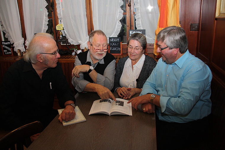 Die Herausgeber: Christina Borer-Hueber, Gerhard Vitt, Bernhard Bucher und Pierre Gürtler präsentieren die 27. Ausgabe des Laufentaler Jahrbuchs. Foto: Gaby Walther