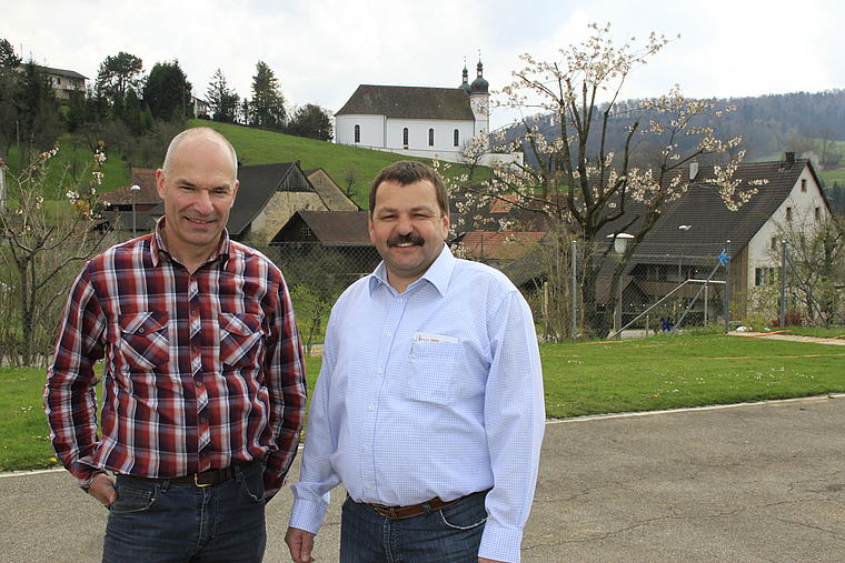 Kleine Pause beim Aufbau: Martin Vögtli, OK-Präsident (l.), und Martin Vogel, OK-Vizepräsident, vor Seewens Wahrzeichen. Foto: Martin Staub