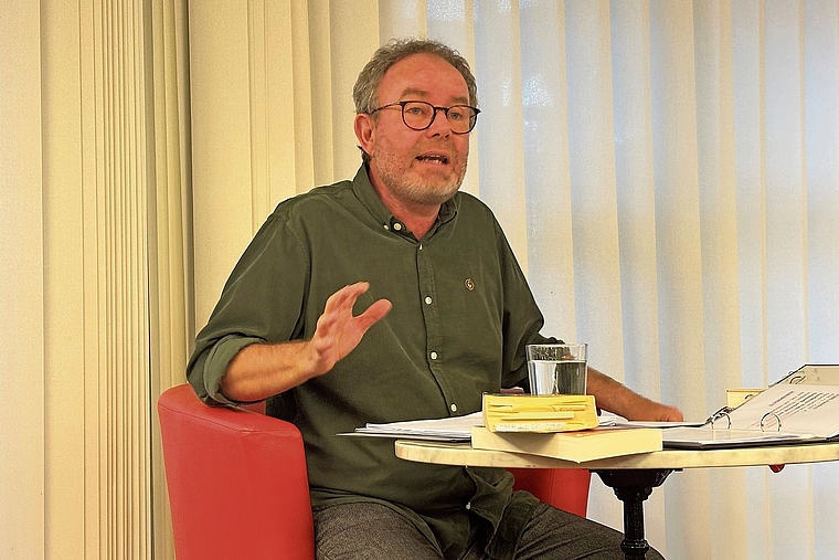 «Wiederholungstäter»: Der Krimi-Autor Marcel Huwyler in der Gemeindebibliothek Arlesheim. Foto: Caspar Reimer