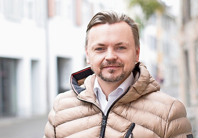 Grellingen heizt weiterhin mit Öl: Gemeindepräsident Peter Pflugi erklärt, nach welchem Konzept die Gemeinde vorgehen will. Foto: zvg