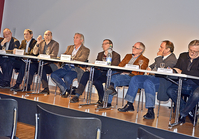 Hochkarätiges Podium: v. l. Thomas Immoos, Kurt Tschan, Thomas Kramer, Martin Matter, Christian von Arx, Willi Menth, Bojan Stula und Willy Surbeck.  Foto: Roland Bürki