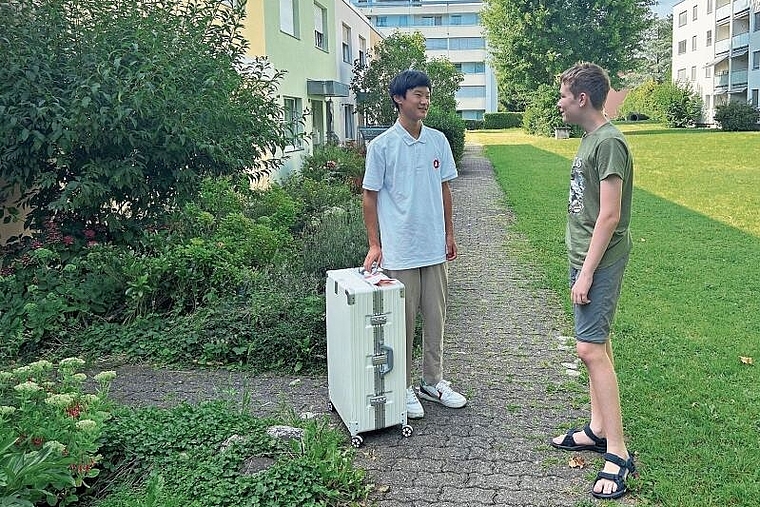 Koffer gepackt: Für Asahi Takehara (links) hiess es am Samstag, wieder Abschied von der Schweiz 
und seinem neuen Freund Nikolaj Elsässer zu nehmen. Foto: Caspar Reimer