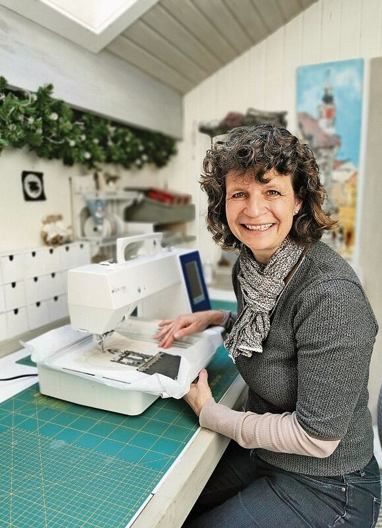 Begeisterte Näherin: Franziska Buri hat sich in Brislach ein neues Atelier eingerichtet. Foto: Melanie Brêchet