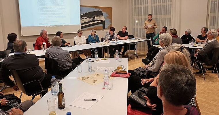 An der Mitgliederversammlung vom letzten Freitag: Yves Burgener (stehend) erläutert den Jahresbericht und die Jahresrechnung. Am Tisch an der Wand: der Vorstand. Foto: Thomas Brunnschweiler