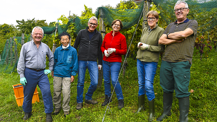 Packen an: Andres und Tshering Huber (1. und 2. v. l.)mit ihren Helferinnen und Helfern. Foto: Bea Asper