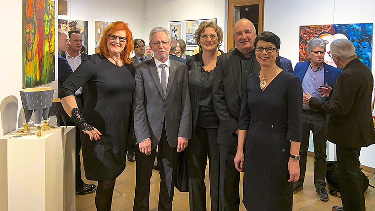 Kunst und Politik auf Tuchfühlung (v. l.): Malerin Nadja Zikes, Landratspräsident Peter Riebli, Keramikkünstler Barba

