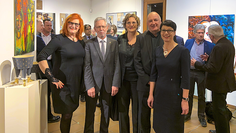 Kunst und Politik auf Tuchfühlung (v. l.): Malerin Nadja Zikes, Landratspräsident Peter Riebli, Keramikkünstler Barba