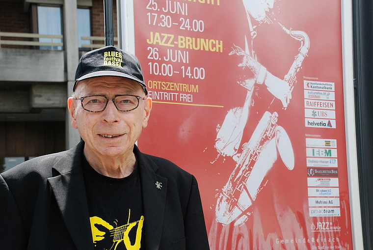 Unermüdlicher Einsatz für den Groove: Louis van der Haegen vor einem der Plakate für das Jazz Weekend Reinach. Foto: Thomas Brunnschweiler