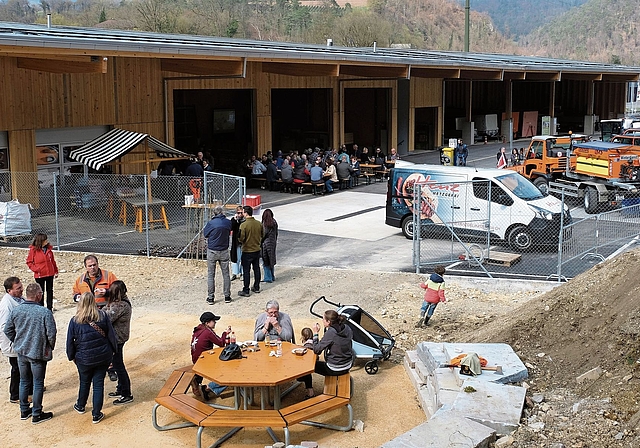 Reges Treiben: Blick auf den neuen Werkhof am letzten Samstag. Foto: Thomas Brunnschweiler