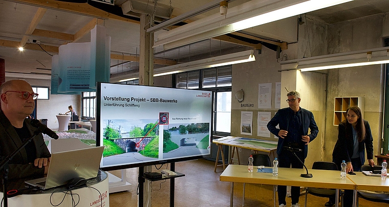 Infoanlass: Projektleiter Boris Kunze (l.) stellt die neue Bahnunterführung beim Schliffweg vor. Deren Höhe sorgte für Diskussionen. Rechts: Stadtpräsident Pascal Bolliger und Andrea Tschopp (BUD). Foto: Michael Meury