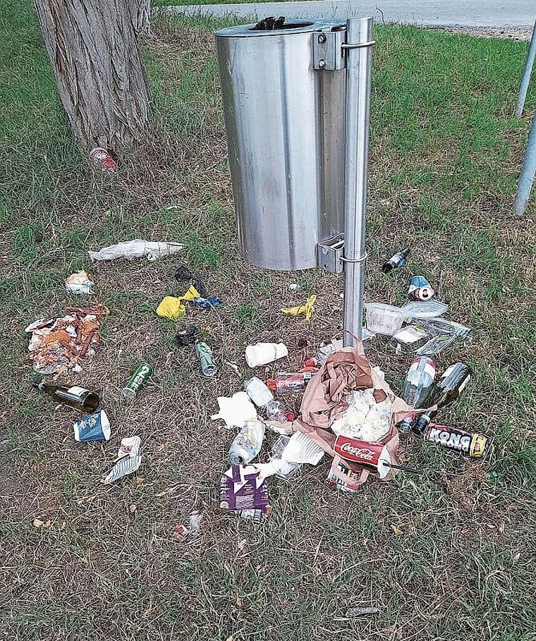 Einfach liegengelassen: Die Gemeinden versuchen dem Problem mit Patrouillen und Gesprächen Herr zu werden. Foto: ZVG / Marco Agostini