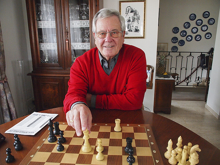 Präsidiales Schachspiel: Rolf Ulmer engagiert sich als Präsident der Schachfreunde Reichenstein für den Erfolg des Vereins. Foto: Tobias Gfeller