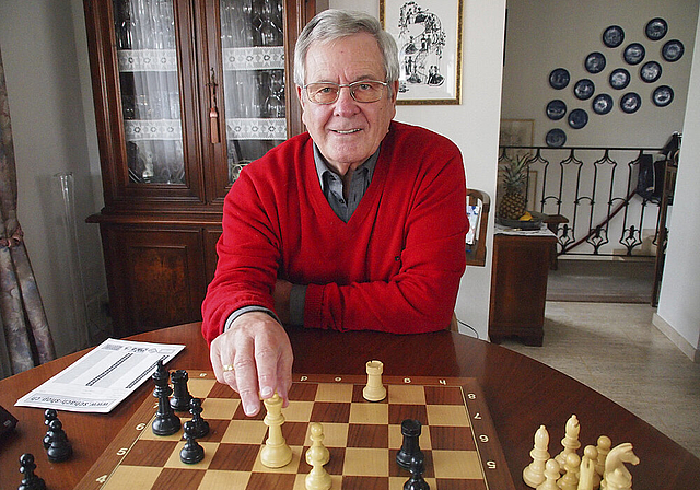 Präsidiales Schachspiel: Rolf Ulmer engagiert sich als Präsident der Schachfreunde Reichenstein für den Erfolg des Vereins.  Foto: Tobias Gfeller