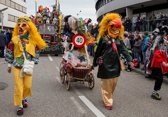 Schwitzchäschte: Eröffnen den Laufner Umzug als eine der beiden Jubiläumscliquen. Fotos: Martin Staub
