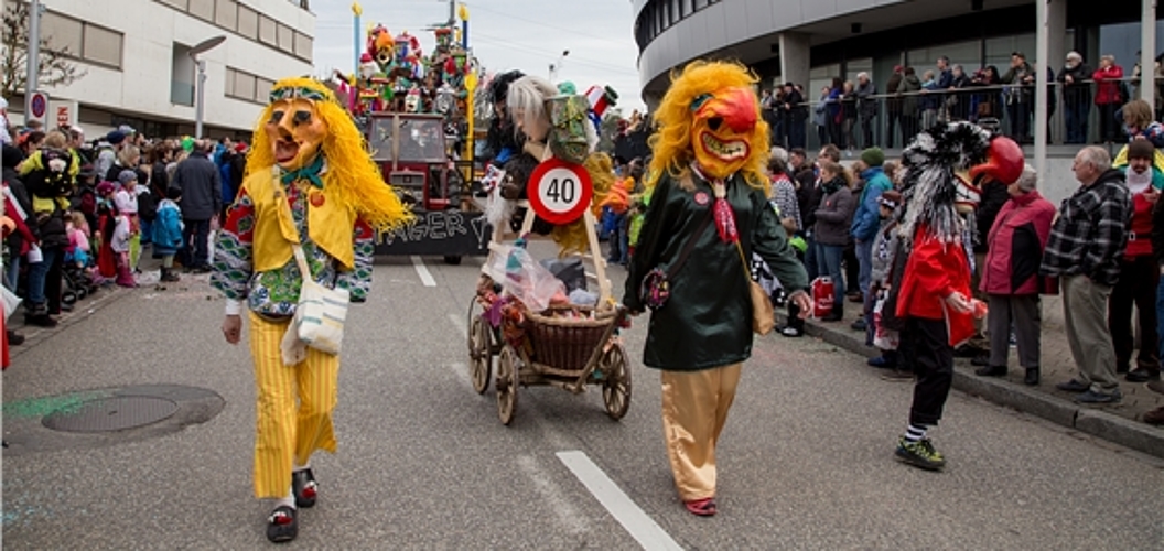 Schwitzchäschte: Eröffnen den Laufner Umzug als eine der beiden Jubiläumscliquen. Fotos: Martin Staub
