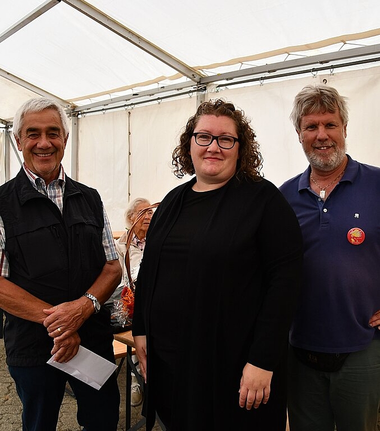 <em>Erfolgsfreude: </em>Josef Stebler, Pascale Cottens und Martin Speiser vom Verein Dorfladenfest freuten sich über den grossen Besucherandrang.<em>Foto: Bea Asper</em>