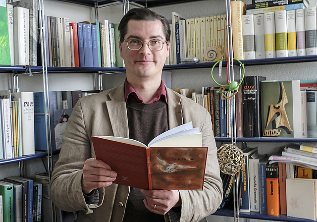 Sebastian Jüngel: Der Redaktor und Schriftsteller in seiner bevorzugten Umgebung.  Thomas Brunnschweiler
