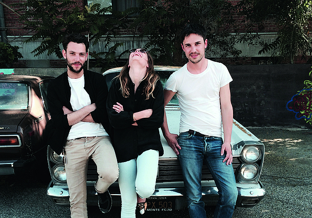 Erfrischend: Anna Rossinelli mit Bandkollegen Manuel Meisel (l.) und Georg Dillier.  Fotos: ZVG