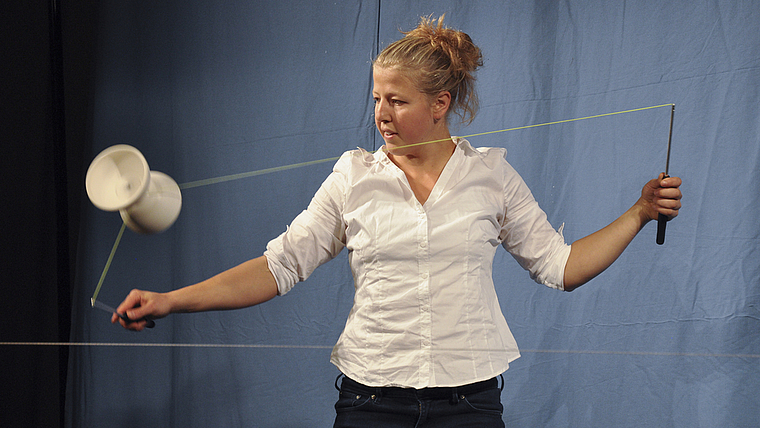 Ein Hauch Zirkusluft an der Bühnete: Solvejg Weyeneth vom Zirkus Fahraway mit dem Diabolo.  Foto: Isabelle Hitz