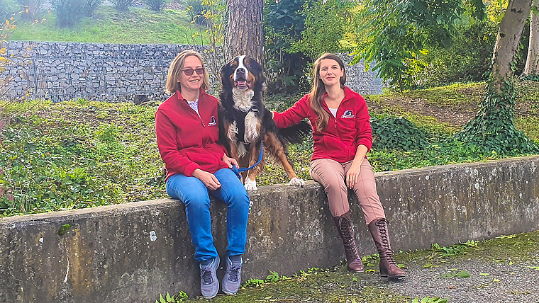 Haben sich gefunden: Berner-Sennenhund-Rüde Marley mit seiner Besitzerin Mirjam Wiederkehr (l.) und Vereinspräsidentin
