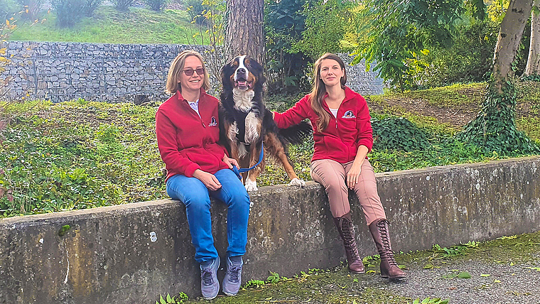 Haben sich gefunden: Berner-Sennenhund-Rüde Marley mit seiner Besitzerin Mirjam Wiederkehr (l.) und Vereinspräsidentin