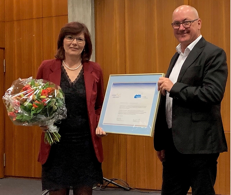 Danke für die Blumen: Gemeinderätin Doris Vögeli durfte den Strauss von Regierungsratspräsident Isaac Reber in Empfang nehmen.  Foto: Caspar reimer