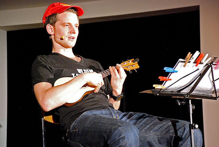 Besser als das Original: Comedian Fabian Unteregger überzeugt als Blödelbarde Peach Weber. Foto: Thomas Brunnschweiler