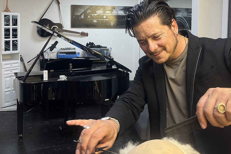 Wieder vermehrt Coiffeur: Piero Esteriore beim Haareschneiden. Foto: Bea Asper